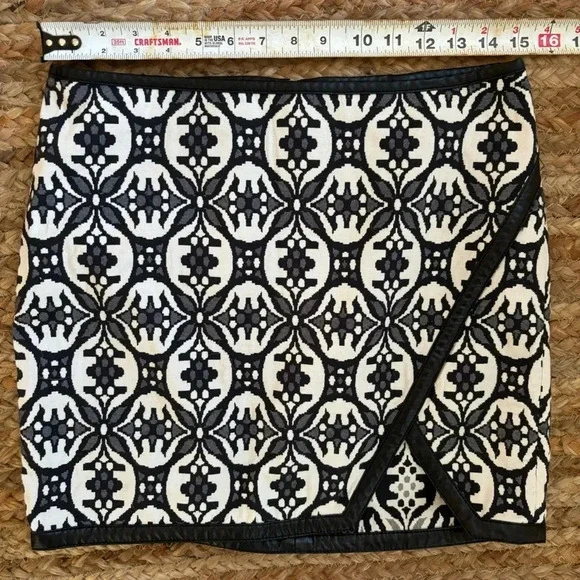 Express Size 6 Black and White Geometric Print mini skirt - Picture 5 of 6